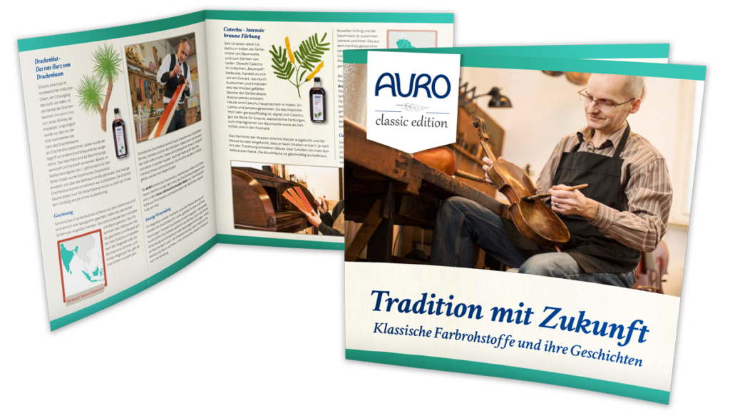 Ein Mann in einer Werkstatt lackiert eine Geige mit natürlichem Schellack, Teil der AURO Classic Edition – Tradition und Zukunft klassischer Farbstoffe.